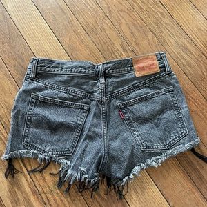 Black Levi’s jean shorts